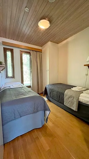 Makuuhuone, jossa kaksi yhden hengen sänkyä